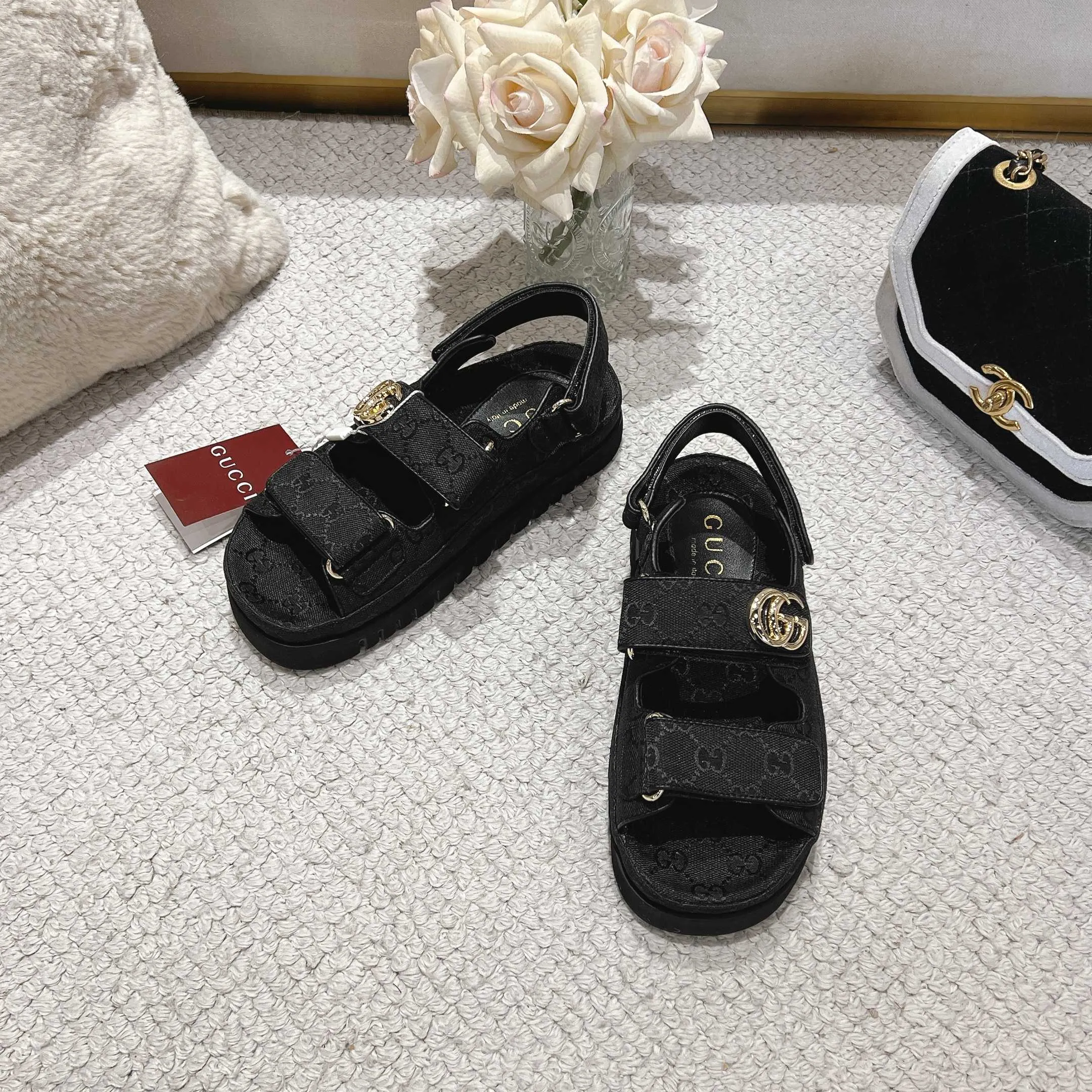 👟👟Ex-factory price 500👟👟Gucci’s modern design aesthetic explores the path of unique craftsmanship, cleverly integrating the brand’s classic elements with its beloved brand logo. The sandal is embellished with the beloved Double G hardware, adding a touch of understated branding to the design, complementing the versatility of the Velcro straps. Outsole: Wear-resistant and easy-to-bend sawtooth rubber foam sole! Ultra-light sole. Natural PU heightening insole. Size: Female 35-41#